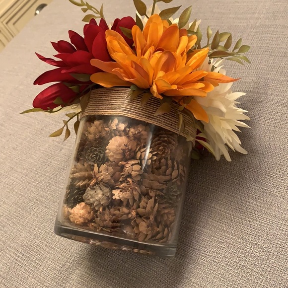 Beautiful Faux Floral Arrangement - Picture 6 of 9